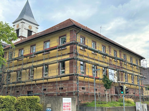 Außenansicht der Grundschule Wössingen mit Gerüst