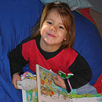 Kind beim lesen eines Buches