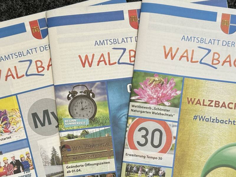 Drei gedruckte Amtsblätter der Gemeinde Walzbachtal aufgefächert nebeneinander