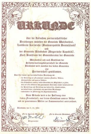 Urkunde Gemeindepartnerschaft, von den beiden Bürgermeistern unterschriebenes Dokument aus dem Jahr 1993