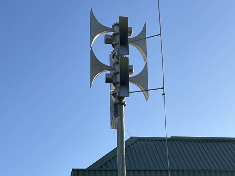 elektronische Sirenenanlage mit 8 Schalltrichtern an der Böhnlichhalle vor blauem Himmel