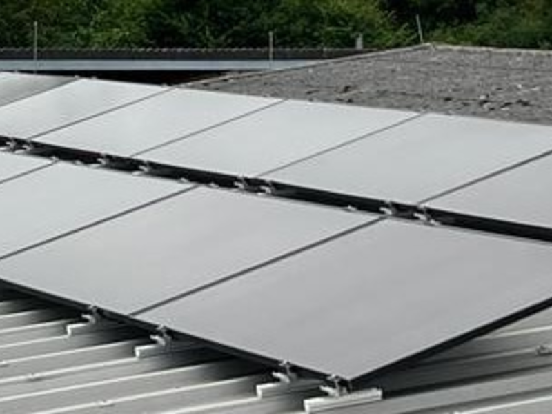 Photovoltaikanlage auf grauem Flachdach