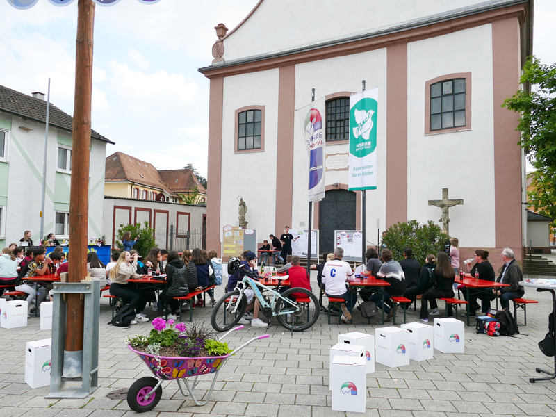 Platz mit vielen Jugendlichen beim Jugendforum 2022 vor der Kirche in Jöhlingen