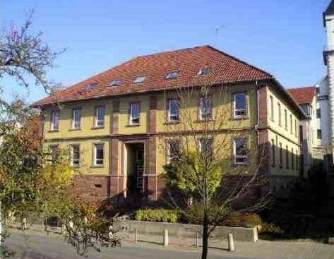 Schulhaus Altbau, von gegenüberliegender Straßenseite Wössinger Straße aus.