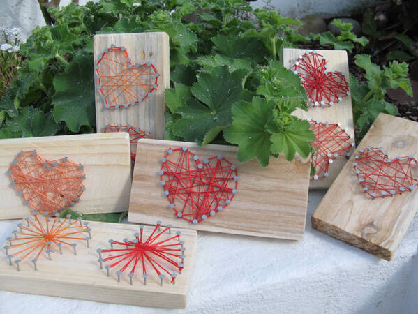 Herzprojekte, rote Fadenfiguren auf Holz,