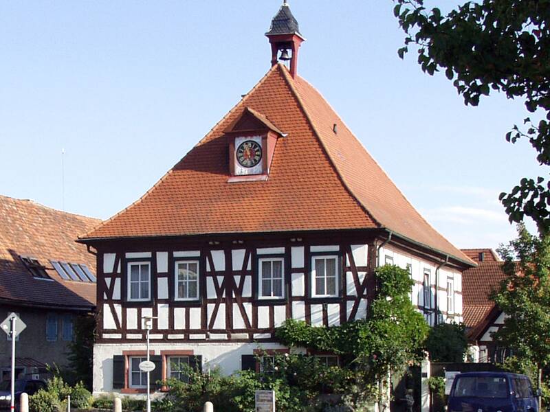 Ein Fachwerkhaus mit blauem Himmel im Hintergrund.