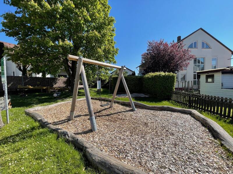 Bild einer Schaukel auf dem Spielplatz in der Liebigstraße