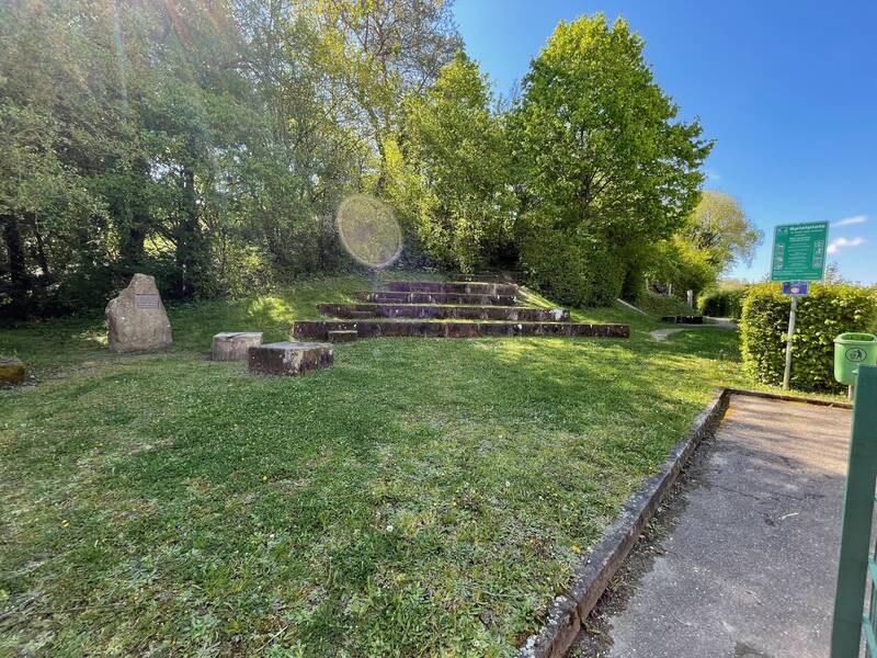 Bild des Amphibientheaters auf dem Spielplatz im Wohngebiet Bollanden