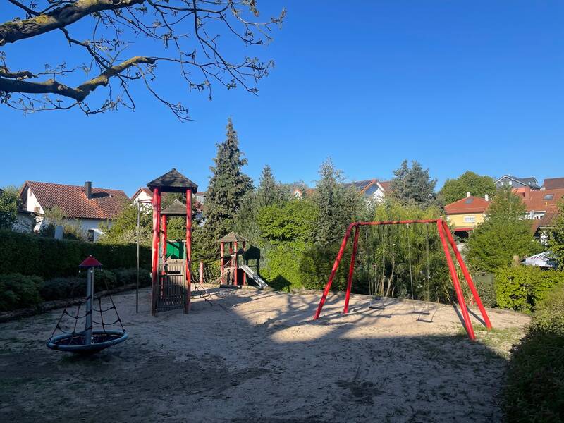 Bild verschiedener Spielgerät auf dem Spielplatz für das Wohngebiet Auf der Halle