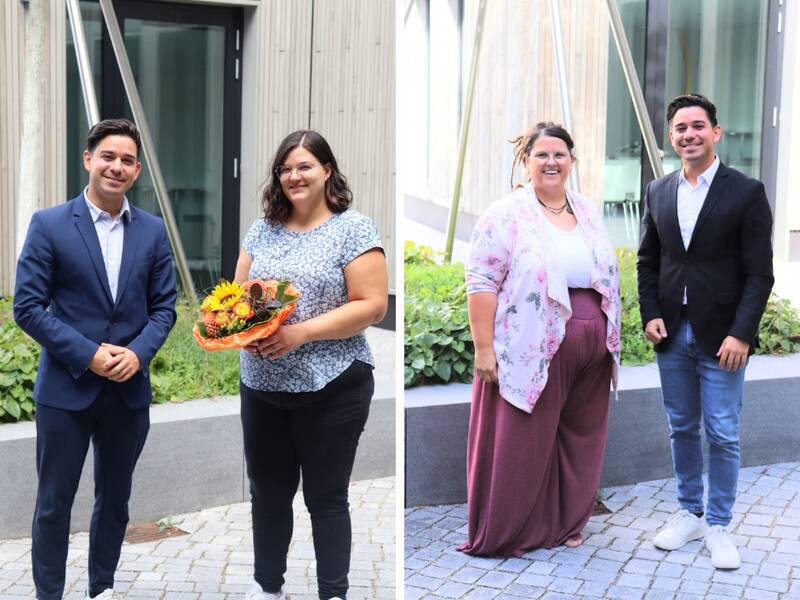 Zwei Fotos zeigen Bürgermeister Timur Özcan mit der bisherigen Leiterin der Kita Arche und mit der neuen Leiterin, wobei das linke Bild ihn im Anzug neben Frau Nadine Kühn mit einem Blumenstrauß und das rechte Bild ihn neben Frau Saskia Askani in einem rosafarbenen Outfit zeigt, beide Aufnahmen vor der modernen Gebäudefassade des Rathauses in Wössingen