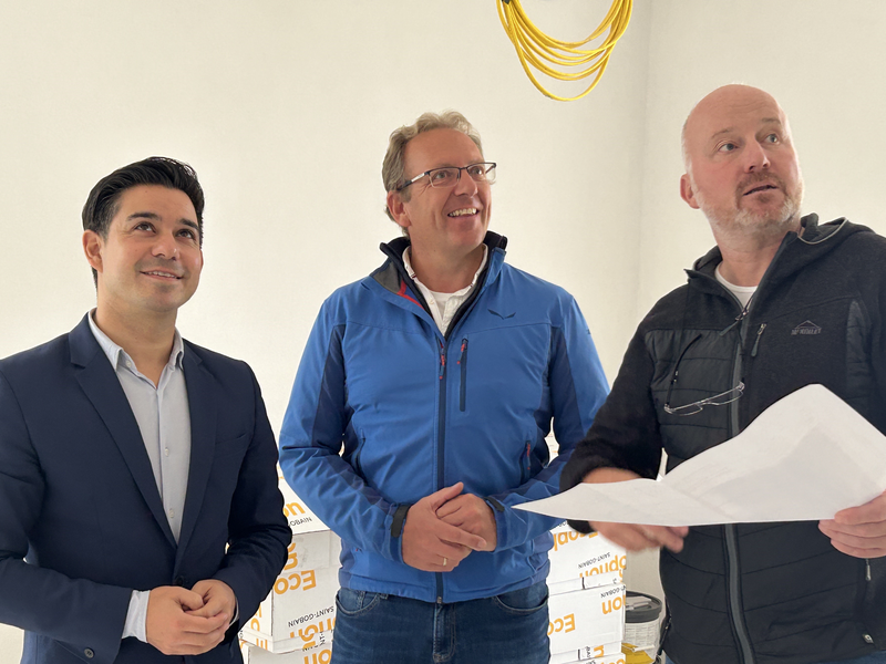 Bürgermeister Özcan, Bauamtsleiter Heimann und Facility Manager Deuscher besichtigen mit einem Plan die Baustelle des neuen Bürgerbüros in Jöhlingen.