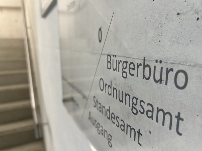 Schild im Treppenhaus vom Standes- und Ordnungsamt