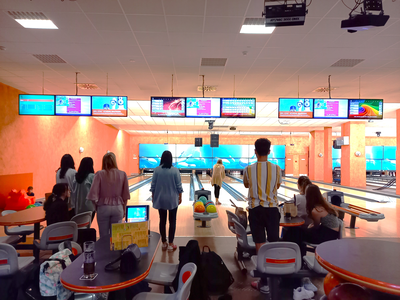 Die Auszubildenden beim Bowlingspielen