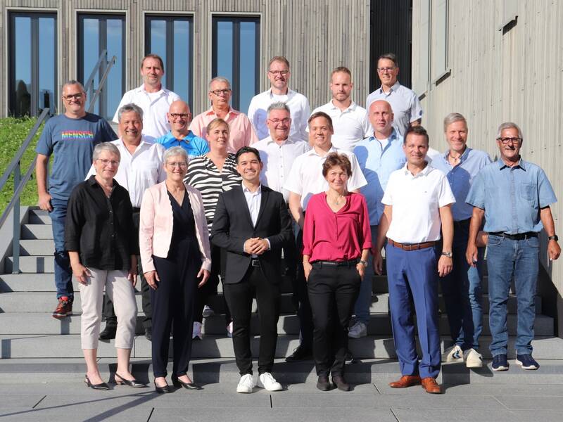 Gruppenbild des Gemeinderats auf der Außentreppe neben dem Rathaus. Bürgermeister Özcan steht in der 1. Reihe in der Mitte, um ihn herum die Mitglieder des Gemeinderats