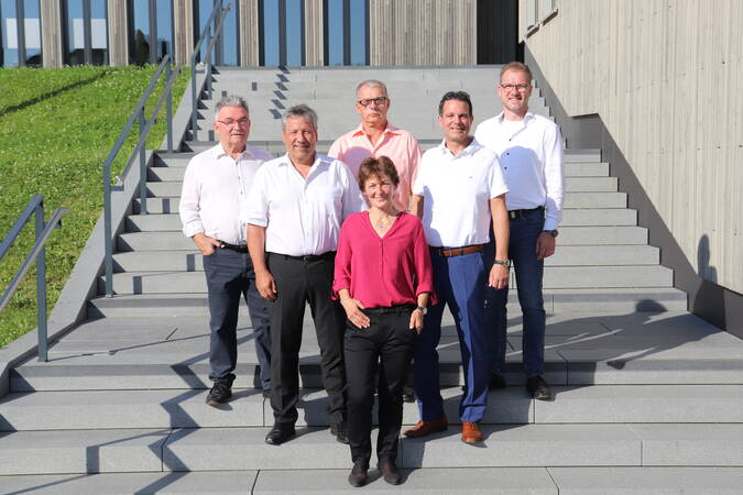 Gruppenbild der CDU Fraktion auf der Außentreppe des Rathauses. Frau Heimberger-Schäfer vorne, dahinter von links nach rechts Herr Trumpf, Herr Dr. Reichert, Herr Braun, Herr Villano und Herr Schreiber