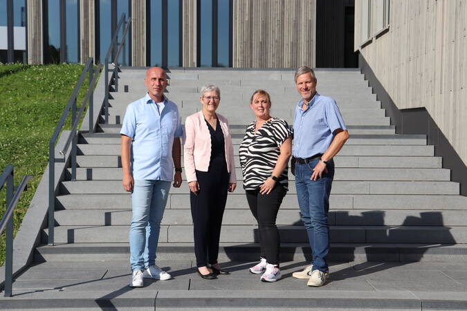 SPD Fraktion auf der Außentreppe des Rathauses. Von links nach rechts: Herr Neugart, Frau Meyer, Frau Kreutel, Herr Liebe