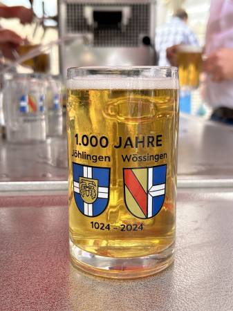 Bierkrug mit Wappen von Jöhlingen und Wössingen, gefüllt mit Bier