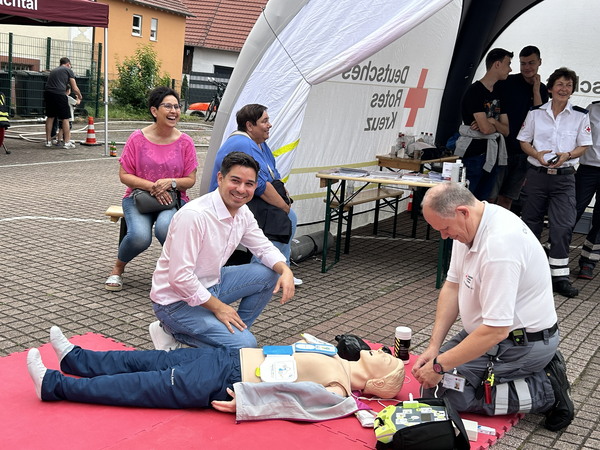 Bürgermeister Özcan vor Rotkreuz-Zelt mit Beatmungspuppe