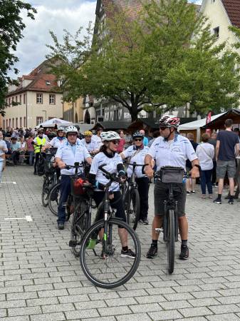 Fahrradgruppe beim Startschuss für das Stadtradeln