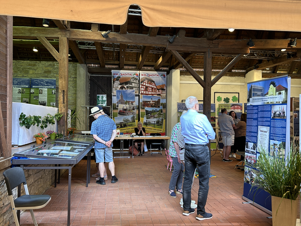 Ausstellung zu 1.000 Jahre Jöhlingen und Wössingen im Speyerer Hof mit Besuchern