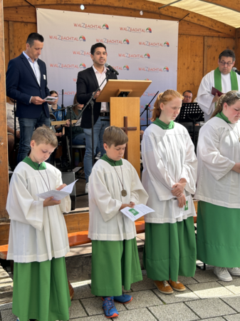 Bürgermeister Özcan beim ökumensichen Gottesdienst auf der Bühne