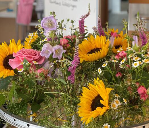 Bunter Sommerstrauss mit Sonnenblumen