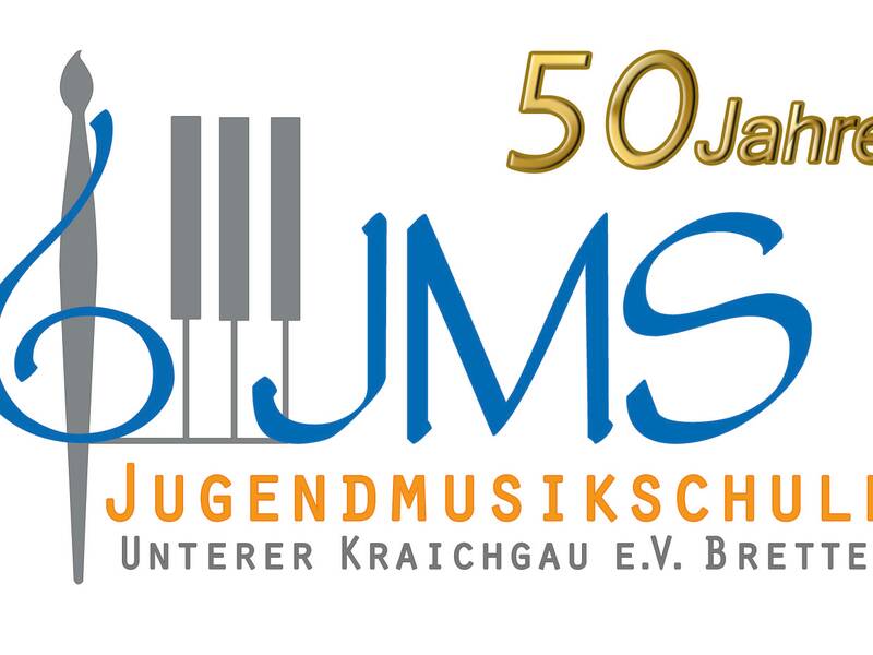 Logo Jugendmusikschule Bretten Jubiläum 50 Jahre: ein Violin-Notenschlüssel, danach ein paar stilisierte Klaviertasten darunter der Schriftzug Jugendmusikschule Unterer Kraichgau e.V. Bretten und ein 50 Jahre Schriftzug darüber