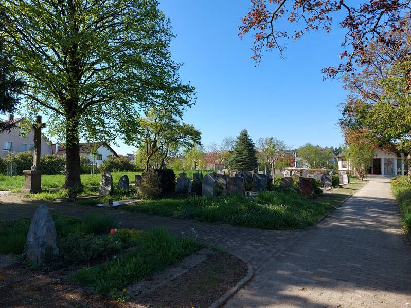 Alter Friedhof Jöhlingen. Blick auf Grabstätten und die Aussegnungshalle.