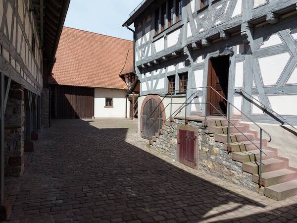 Innenhof des Speyerer Hofs mit Blick auf das Fachwerk des Nebengebäudes.