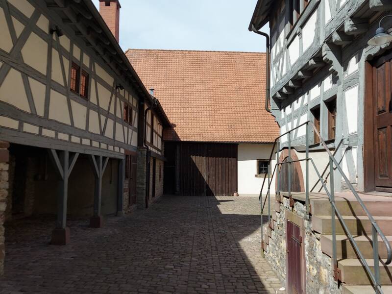 Innenhof des Speyerer Hofs mit Blick auf die Scheune.