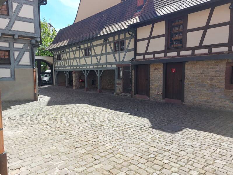 Innenhof des Speyerer Hofs mit Blick auf das Fachwerk des Nebengebäudes.