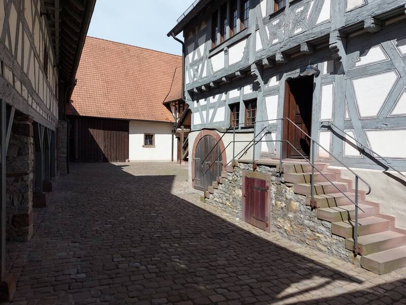 Innenhof des Speyerer Hofs mit Eingang Hauptgebäude.