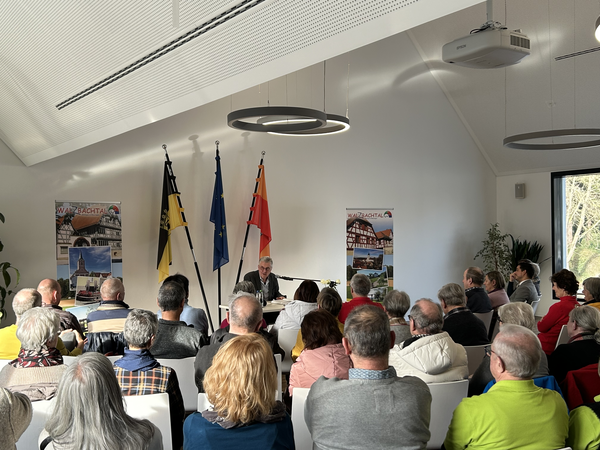 Sehr viele Besucher im Ratssaal. Ganz vorne befindet sich Karl-Heinz Glaser der aus der Ortschronik liest