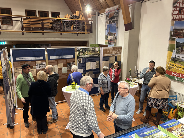 Viele Besucher die in Ausstellung besuchen und sich unterhalten