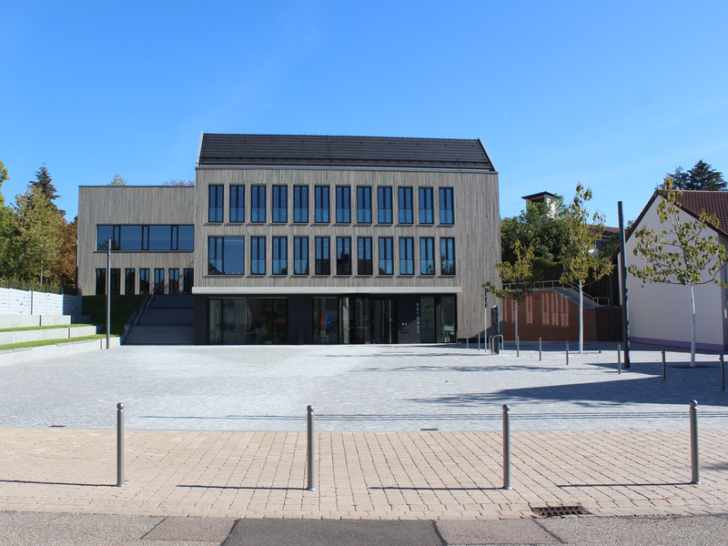 Vorne der Rathausplatz, dahinter das Rathaus