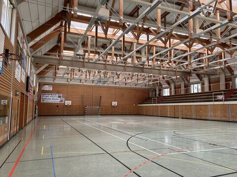 Schulsporthalle Jöhlingen Innenansicht, Hallenboden, Basketballkorb, rechts Tribüne