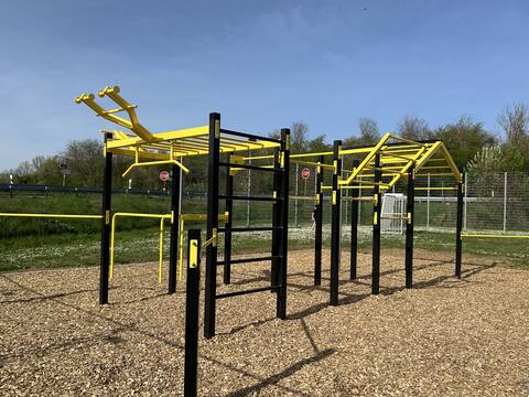 Calisthenics Park, Geräte für Sportübungen in den Farben schwarz und gelb