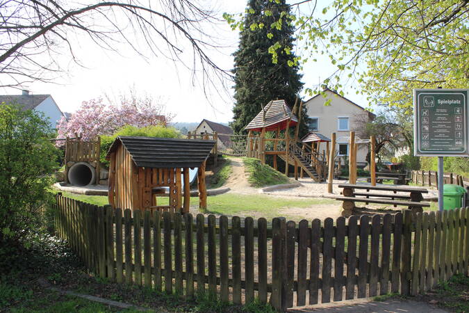 Spielplatz Kohlplattenstraße mit verschiedenen Spielgeräten und einem Zaun darum