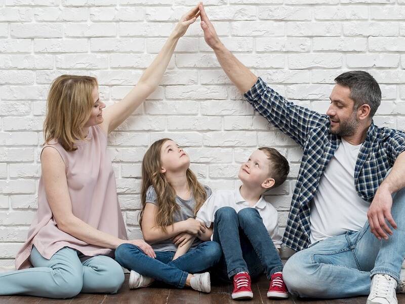 Familie sitzend auf dem Boden, mit zwei Kindern, junge und Mädchen