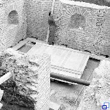 Ein schwarz-weiß Foto vom ausgegrabenen Römerkeller