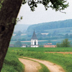 Blick von der Steig auf den Ortsteil Wössingen mit dem weit sichtbaren Turm der prägnanten Weinbrennerkirche